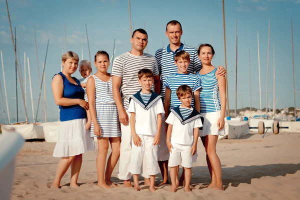 Porträt einer glücklichen Familie in der Nähe einer Jacht — Stockfoto