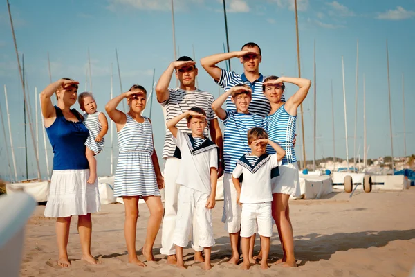 Ritratto di famiglia felice vicino yacht — Foto Stock
