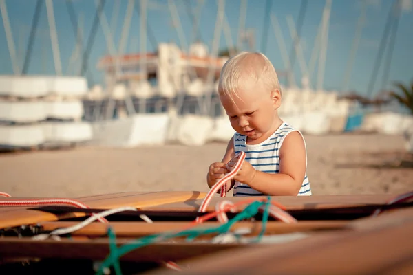 Retrato de niña cerca del yate — Foto de Stock