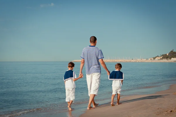 Portrait de famille heureuse près de la mer — Photo