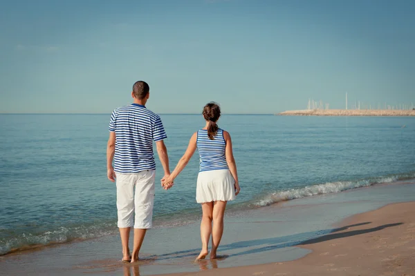 Porträtt av lycklig familj nära havet — Stockfoto