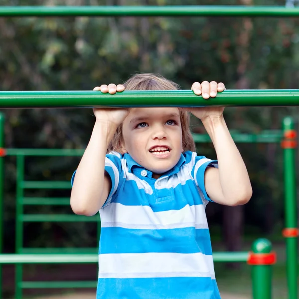 Мальчик играет на свежем воздухе — стоковое фото