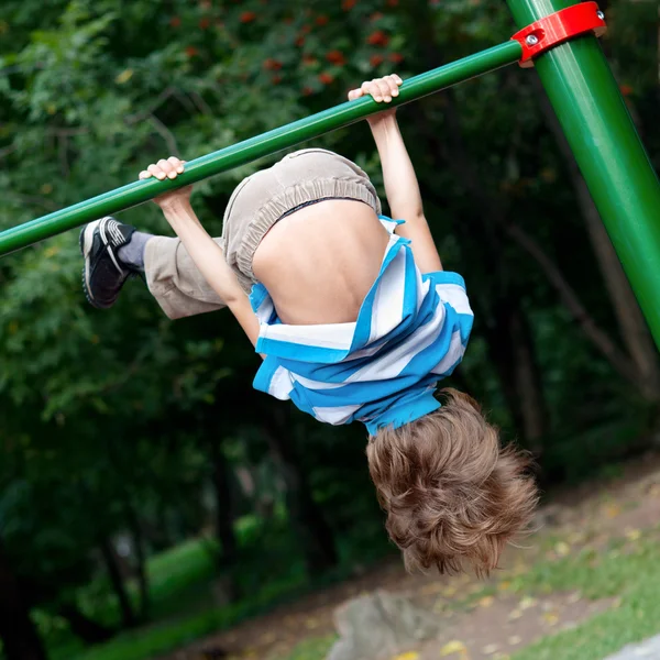 Хлопчик грає в спорт на відкритому повітрі — стокове фото