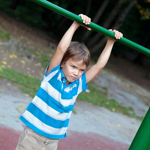Boy playing sports outdoors — Stock Photo, Image