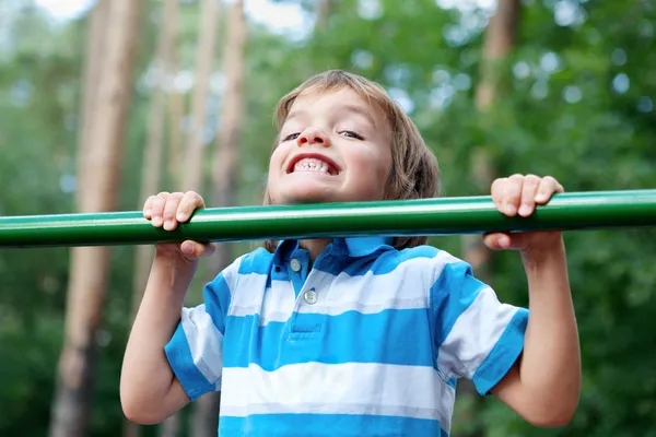 Jongen spelen sport buitenshuis — Stockfoto