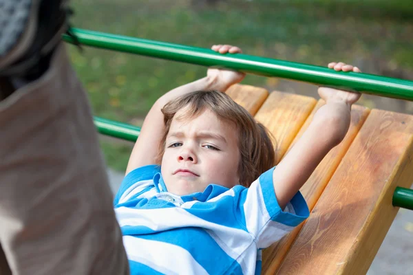 Niño jugando deportes al aire libre — Foto de Stock