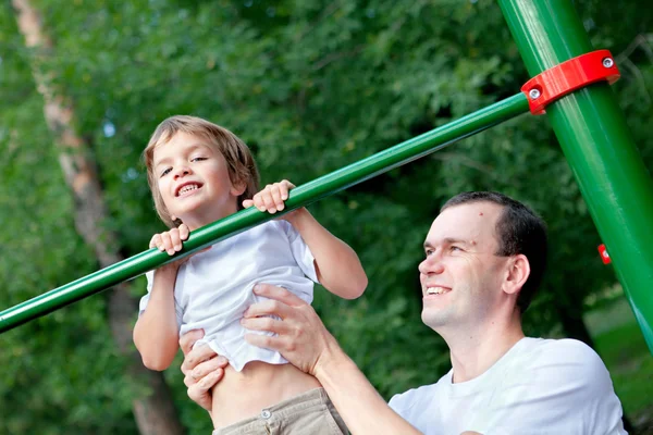 Pai e filho praticam esportes — Fotografia de Stock