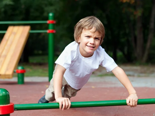 Boy playing sports outdoors — Stock Photo, Image