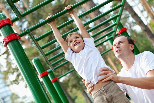 Padre e hijo practican deportes — Foto de Stock