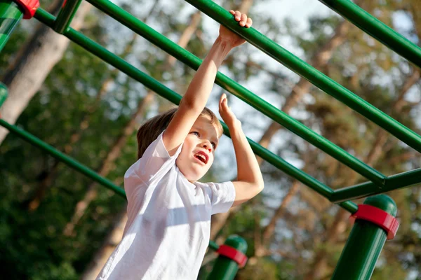 Boy playing sports outdoors — Stock Photo, Image