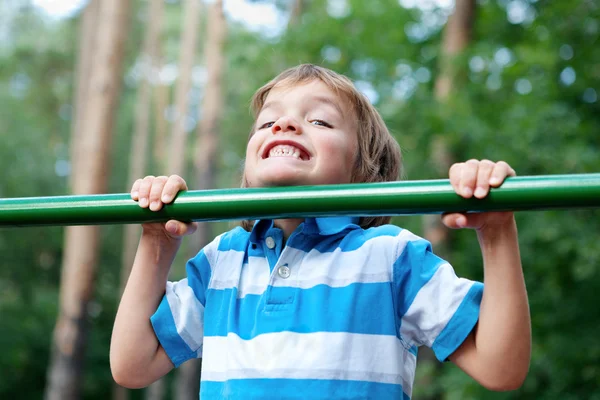 Niño jugando deportes al aire libre Imagen De Stock