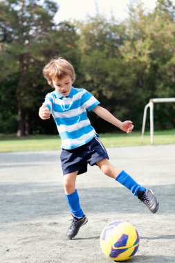futbol oynarken mutlu çocuk