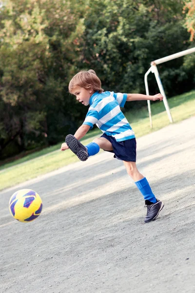 Glücklicher Junge beim Fußballspielen — Stockfoto