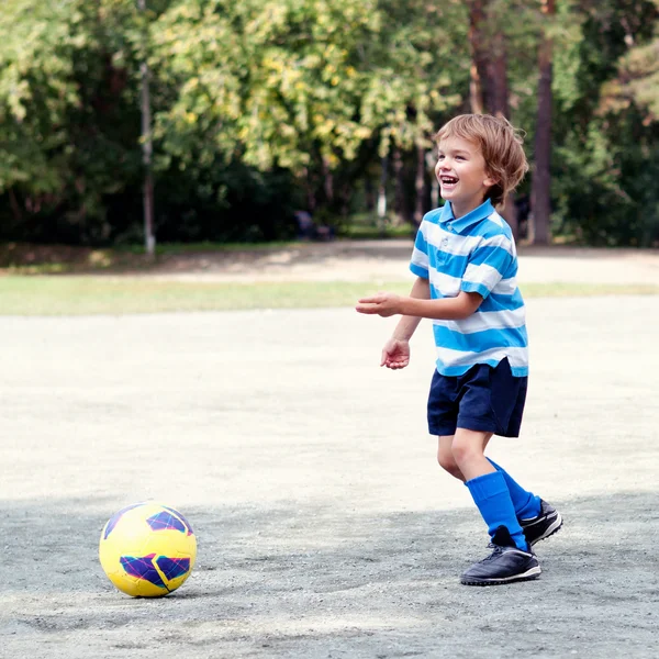 Glücklicher Junge beim Fußballspielen — Stockfoto