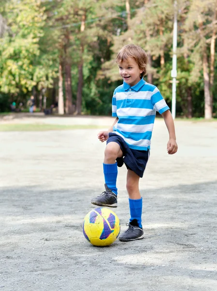 Glücklicher Junge beim Fußballspielen — Stockfoto
