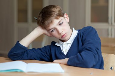 Masa başında oturan çalışkan okul öncesi sınıf