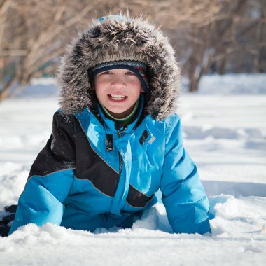 kar oynarken gülmekten winterwear çocuk