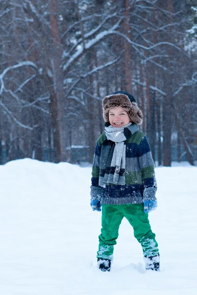 Портрет счастливого ребенка, зима , — стоковое фото