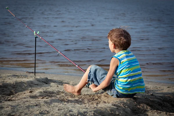 Ragazzo pesca sul fiume, estate — Foto Stock