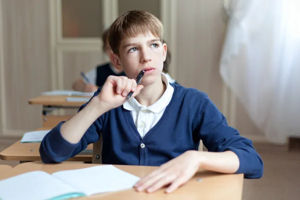 Flitig förskolan sitter vid skrivbord, klassrummet — Stockfoto