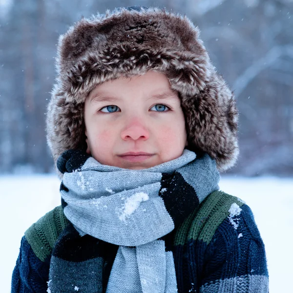 Retrato de menino no tempo de inverno — Fotografia de Stock