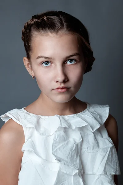 Porträt der schönen Mädchen auf grauem Hintergrund — Stockfoto