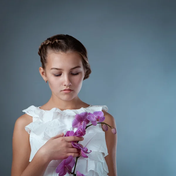 Porträt der schönen Mädchen auf grauem Hintergrund — Stockfoto