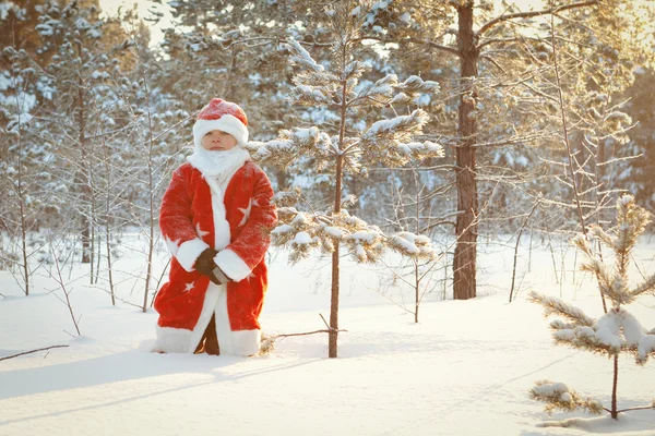 Noel Baba gibi giyinmiş çocuk portresi — Stok fotoğraf