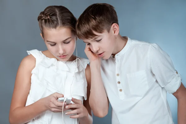 Teens listen to music with headphones — Stock Photo, Image