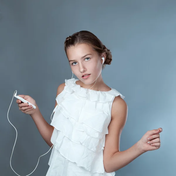 Hermosa chica y teléfono inteligente, retrato sobre fondo gris —  Fotos de Stock