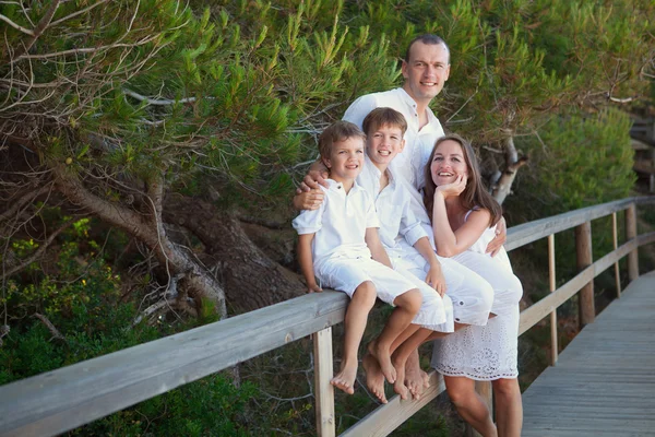 Retrato de família feliz em roupas brancas — Fotografia de Stock