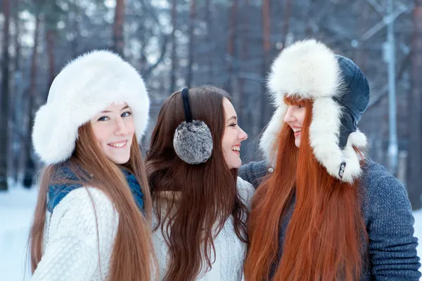 Portret van drie mooie meisjes in winter park — Stockfoto