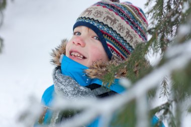 Parkta yürümek kadar kolay mutlu çocuk portresi