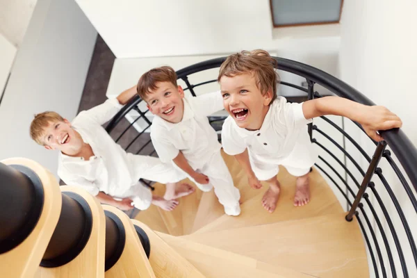 Tři šťastné bratr sedí na schodech. — Stock fotografie