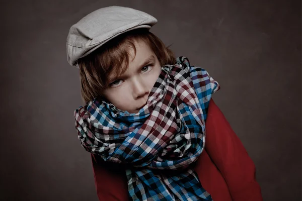 Προσωπογραφία αγοριού σε καφέ φόντο, στούντιο — Φωτογραφία Αρχείου