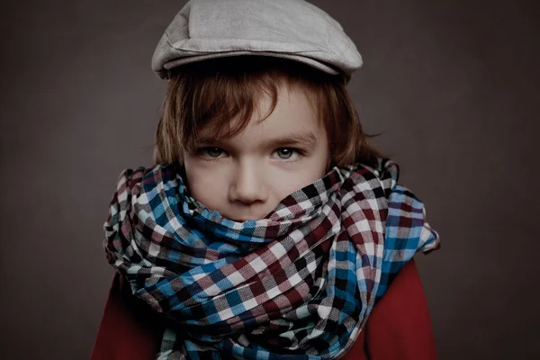 Retrato de niño sobre fondo marrón, estudio — Foto de Stock