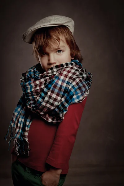 Retrato de niño sobre fondo marrón, estudio —  Fotos de Stock