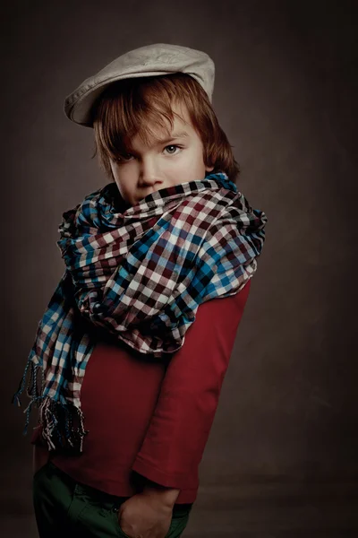 Portret van jongen op een bruine achtergrond, studio — Stockfoto