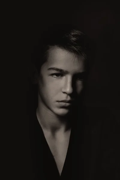 Πορτρέτο του συλλογισμένος έφηβος σε μαύρο φόντο — Φωτογραφία Αρχείου