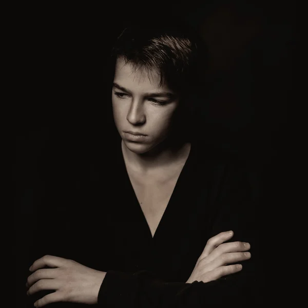 Portrét zamyšlený teenager na černém pozadí — Stock fotografie