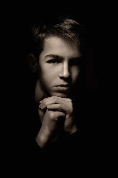 Retrato de adolescente pensativo sobre fondo negro — Foto de Stock