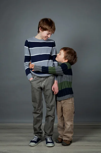 Retrato de dois irmãos, estúdio — Fotografia de Stock