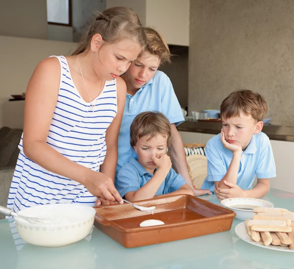 Barn gör kakan i kök — Stockfoto