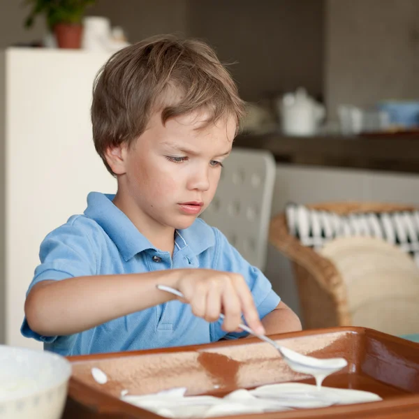 Chłopiec sprawia, że ciasto w kuchni — Zdjęcie stockowe