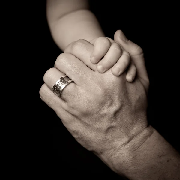 Mâinile tatălui și ale copilului . — Fotografie, imagine de stoc