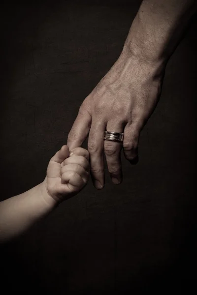 Mains du père et de l'enfant . — Photo