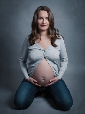 Studio güzel bir hamile kadın portresi