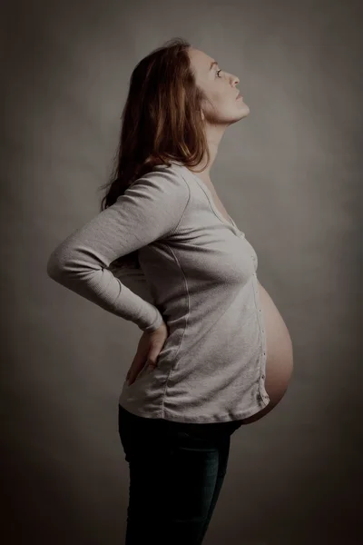 在工作室里美丽的怀孕女人的画像 — 图库照片