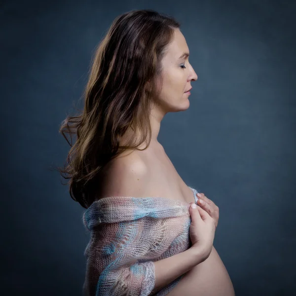 Portret van mooie zwangere vrouw in studio — Stockfoto