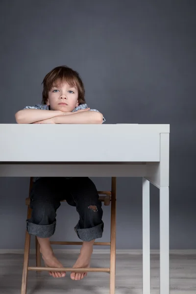 Thinking student sitting at desk — Stock Photo, Image